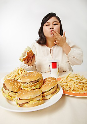 포토 JPG 스튜디오촬영 라이프스타일 여자 음식 모션 탁자 패스트푸드 실내 한명 들기 사람 앉기 동양인 상반신 성인 앞모습 30대 한국인 감자튀김 햄버거 먹기 비만 즐거움 콜라 뚱보라이프 성인여자한명만 장년만 장년여자만 장년여자한명만 국내포토 1 감정 뷰포인트 가구 감자 인종 내부 생활 장년 튀김 인스턴트 몸매 탄산음료 여자만 여자한명만 성인여자만 성인만 파일형식