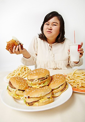 포토 JPG 스튜디오촬영 라이프스타일 여자 음식 모션 패스트푸드 실내 한명 미소 들기 사람 앉기 동양인 상반신 성인 앞모습 30대 한국인 감자튀김 햄버거 먹기 비만 콜라 뚱보라이프 성인여자한명만 장년만 장년여자만 장년여자한명만 국내포토 1 뷰포인트 감자 표정 인종 내부 생활 장년 튀김 인스턴트 몸매 탄산음료 여자만 여자한명만 성인여자만 성인만 파일형식