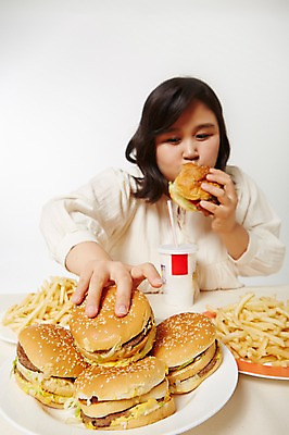 포토 JPG 스튜디오촬영 라이프스타일 여자 음식 모션 패스트푸드 실내 한명 들기 사람 앉기 동양인 손짓 상반신 성인 앞모습 30대 한국인 감자튀김 햄버거 먹기 비만 즐거움 콜라 뚱보라이프 성인여자한명만 장년만 장년여자만 장년여자한명만 국내포토 1 감정 뷰포인트 감자 인종 내부 생활 장년 튀김 인스턴트 몸매 탄산음료 여자만 여자한명만 성인여자만 성인만 파일형식