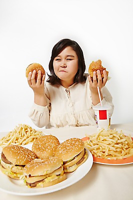 포토 JPG 스튜디오촬영 라이프스타일 여자 음식 모션 패스트푸드 실내 한명 미소 들기 사람 앉기 동양인 상반신 성인 앞모습 30대 한국인 감자튀김 햄버거 먹기 비만 콜라 뚱보라이프 성인여자한명만 장년만 장년여자만 장년여자한명만 국내포토 1 뷰포인트 감자 표정 인종 내부 생활 장년 튀김 인스턴트 몸매 탄산음료 여자만 여자한명만 성인여자만 성인만 파일형식