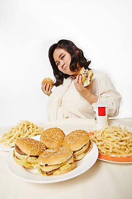 포토 JPG 스튜디오촬영 라이프스타일 여자 음식 모션 패스트푸드 실내 한명 들기 사람 앉기 동양인 상반신 성인 앞모습 30대 한국인 감자튀김 햄버거 먹기 비만 콜라 뚱보라이프 성인여자한명만 장년만 장년여자만 장년여자한명만 국내포토 1 뷰포인트 감자 인종 내부 생활 장년 튀김 인스턴트 몸매 탄산음료 여자만 여자한명만 성인여자만 성인만 파일형식