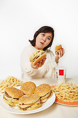 포토 JPG 스튜디오촬영 라이프스타일 여자 음식 모션 패스트푸드 실내 한명 미소 들기 사람 앉기 동양인 상반신 성인 앞모습 30대 한국인 감자튀김 햄버거 비만 즐거움 주기 뚱보라이프 성인여자한명만 장년만 장년여자만 장년여자한명만 국내포토 1 감정 뷰포인트 감자 표정 인종 내부 생활 장년 튀김 인스턴트 몸매 여자만 여자한명만 성인여자만 성인만 파일형식