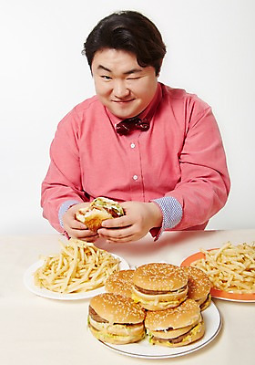 포토 JPG 스튜디오촬영 라이프스타일 남자 음식 모션 탁자 패스트푸드 실내 윙크 한명 미소 들기 사람 앉기 동양인 상반신 성인 앞모습 30대 한국인 감자튀김 햄버거 먹기 비만 즐거움 뚱보라이프 성인남자한명만 장년만 장년남자만 장년남자한명만 국내포토 1 감정 뷰포인트 가구 감자 표정 인종 내부 생활 장년 튀김 인스턴트 몸매 남자만 남자한명만 성인남자만 성인만 파일형식
