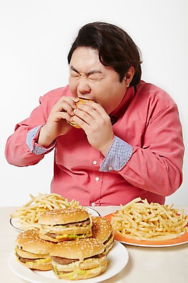 포토 JPG 스튜디오촬영 라이프스타일 남자 음식 모션 탁자 패스트푸드 실내 한명 들기 사람 앉기 동양인 상반신 성인 앞모습 30대 한국인 감자튀김 햄버거 먹기 비만 뚱보라이프 성인남자한명만 장년만 장년남자만 장년남자한명만 국내포토 1 뷰포인트 가구 감자 인종 내부 생활 장년 튀김 인스턴트 몸매 남자만 남자한명만 성인남자만 성인만 파일형식
