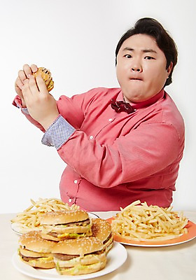 포토 JPG 스튜디오촬영 라이프스타일 남자 음식 모션 탁자 패스트푸드 실내 한명 들기 사람 앉기 상반신 성인 앞모습 30대 한국인 감자튀김 햄버거 비만 뚱보라이프 성인남자한명만 국내포토 1 뷰포인트 가구 감자 동양인 내부 생활 장년 튀김 인스턴트 몸매 남자한명만 성인남자만 파일형식