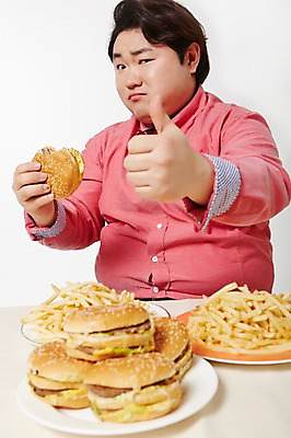 포토 JPG 스튜디오촬영 라이프스타일 남자 음식 모션 패스트푸드 실내 한명 들기 사람 앉기 동양인 손짓 상반신 성인 앞모습 30대 한국인 감자튀김 햄버거 최고 먹기 비만 뚱보라이프 성인남자한명만 장년만 장년남자만 장년남자한명만 맛있는 국내포토 1 뷰포인트 감자 인종 내부 생활 장년 튀김 인스턴트 몸매 남자만 남자한명만 성인남자만 성인만 파일형식