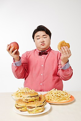 포토 JPG 스튜디오촬영 라이프스타일 남자 음식 과일 모션 탁자 패스트푸드 실내 한명 들기 사람 앉기 동양인 상반신 성인 앞모습 30대 한국인 감자튀김 햄버거 사과 비만 고민 뚱보라이프 성인남자한명만 장년만 장년남자만 장년남자한명만 국내포토 1 감정 뷰포인트 가구 감자 인종 내부 생활 장년 튀김 인스턴트 몸매 남자만 남자한명만 성인남자만 성인만 파일형식