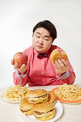 포토 JPG 스튜디오촬영 라이프스타일 남자 음식 모션 패스트푸드 실내 한명 들기 사람 앉기 동양인 상반신 성인 앞모습 30대 한국인 감자튀김 햄버거 사과 비만 고민 뚱보라이프 성인남자한명만 장년만 장년남자만 장년남자한명만 국내포토 1 감정 뷰포인트 과일 감자 인종 내부 생활 장년 튀김 인스턴트 몸매 남자만 남자한명만 성인남자만 성인만 파일형식