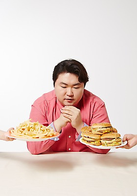 포토 JPG 스튜디오촬영 라이프스타일 남자 음식 모션 패스트푸드 실내 한명 들기 사람 앉기 동양인 손짓 상반신 성인 앞모습 30대 한국인 감자튀김 햄버거 비만 고민 뚱보라이프 성인남자한명만 장년만 장년남자만 장년남자한명만 국내포토 1 감정 뷰포인트 감자 인종 내부 생활 장년 튀김 인스턴트 몸매 남자만 남자한명만 성인남자만 성인만 파일형식
