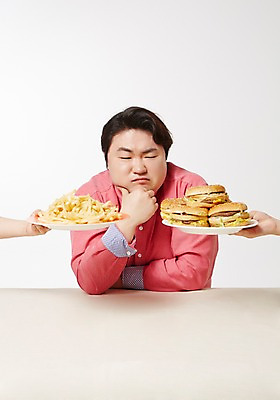 포토 JPG 스튜디오촬영 라이프스타일 남자 음식 모션 탁자 패스트푸드 실내 한명 들기 사람 앉기 동양인 손짓 상반신 성인 앞모습 30대 턱괴기 한국인 감자튀김 햄버거 비만 고민 뚱보라이프 성인남자한명만 장년만 장년남자만 장년남자한명만 국내포토 1 감정 뷰포인트 가구 감자 인종 내부 생활 장년 튀김 인스턴트 몸매 남자만 남자한명만 성인남자만 성인만 파일형식