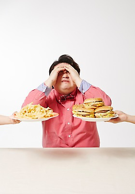 포토 JPG 스튜디오촬영 라이프스타일 남자 음식 모션 패스트푸드 실내 한명 들기 사람 앉기 동양인 손짓 상반신 성인 앞모습 30대 한국인 감자튀김 햄버거 비만 고민 뚱보라이프 성인남자한명만 장년만 장년남자만 장년남자한명만 국내포토 1 감정 뷰포인트 감자 인종 내부 생활 장년 튀김 인스턴트 몸매 남자만 남자한명만 성인남자만 성인만 파일형식