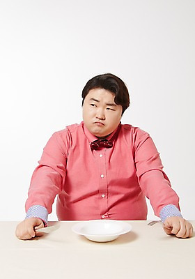 포토 JPG 스튜디오촬영 라이프스타일 그릇 접시 남자 포크 생각 모션 식탁 탁자 실내 한명 들기 사람 앉기 동양인 상반신 성인 앞모습 30대 한국인 나이프 비만 고민 빈그릇 뚱보라이프 성인남자한명만 장년만 장년남자만 장년남자한명만 국내포토 1 식기 감정 뷰포인트 가구 인종 내부 생활 장년 칼 몸매 남자만 남자한명만 성인남자만 성인만 파일형식