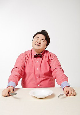 포토 JPG 스튜디오촬영 라이프스타일 그릇 접시 남자 포크 모션 식탁 탁자 실내 한명 미소 들기 사람 앉기 동양인 상반신 성인 앞모습 30대 한국인 나이프 비만 즐거움 빈그릇 뚱보라이프 성인남자한명만 장년만 장년남자만 장년남자한명만 국내포토 1 식기 감정 뷰포인트 가구 표정 인종 내부 생활 장년 칼 몸매 남자만 남자한명만 성인남자만 성인만 파일형식
