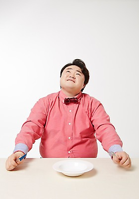 포토 JPG 스튜디오촬영 라이프스타일 그릇 접시 남자 포크 생각 모션 식탁 탁자 실내 한명 미소 들기 사람 앉기 동양인 상반신 성인 앞모습 30대 한국인 올려보기 나이프 비만 고민 빈그릇 뚱보라이프 성인남자한명만 장년만 장년남자만 장년남자한명만 국내포토 1 식기 감정 뷰포인트 가구 표정 인종 내부 생활 장년 칼 몸매 남자만 남자한명만 성인남자만 성인만 파일형식