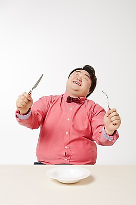 포토 JPG 스튜디오촬영 라이프스타일 그릇 접시 남자 포크 생각 모션 식탁 탁자 실내 한명 미소 들기 사람 앉기 동양인 상반신 성인 앞모습 30대 한국인 나이프 비만 즐거움 빈그릇 뚱보라이프 성인남자한명만 장년만 장년남자만 장년남자한명만 국내포토 1 식기 감정 뷰포인트 가구 표정 인종 내부 생활 장년 칼 몸매 남자만 남자한명만 성인남자만 성인만 파일형식