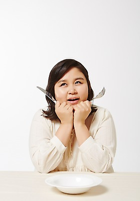 포토 JPG 스튜디오촬영 라이프스타일 그릇 접시 응시 여자 포크 생각 모션 식탁 탁자 실내 한명 서기 미소 들기 사람 앉기 동양인 상반신 성인 앞모습 30대 한국인 나이프 비만 고민 빈그릇 뚱보라이프 성인여자한명만 장년만 장년여자만 장년여자한명만 국내포토 1 식기 시선 감정 뷰포인트 가구 표정 인종 내부 생활 장년 칼 몸매 여자만 여자한명만 성인여자만 성인만 파일형식