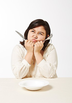 포토 JPG 스튜디오촬영 라이프스타일 그릇 접시 여자 포크 모션 식탁 탁자 실내 한명 들기 사람 앉기 동양인 손짓 상반신 성인 앞모습 30대 한국인 나이프 비만 고민 빈그릇 뚱보라이프 성인여자한명만 장년만 장년여자만 장년여자한명만 국내포토 1 식기 감정 뷰포인트 가구 인종 내부 생활 장년 칼 몸매 여자만 여자한명만 성인여자만 성인만 파일형식