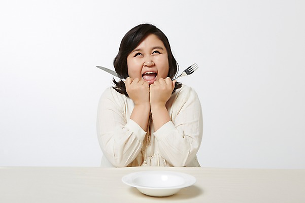 포토 JPG 스튜디오촬영 라이프스타일 그릇 접시 여자 생각 모션 식탁 탁자 실내 한명 미소 사람 앉기 동양인 손짓 상반신 성인 앞모습 30대 기쁨 한국인 비만 빈그릇 뚱보라이프 성인여자한명만 장년만 장년여자만 장년여자한명만 국내포토 1 식기 감정 뷰포인트 가구 표정 인종 내부 생활 장년 몸매 여자만 여자한명만 성인여자만 성인만 파일형식