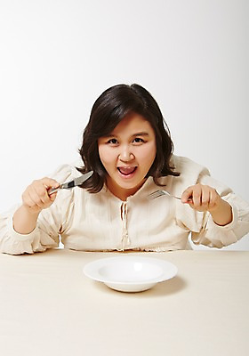 포토 JPG 스튜디오촬영 라이프스타일 그릇 접시 여자 포크 모션 식탁 탁자 실내 한명 미소 들기 사람 앉기 동양인 상반신 성인 앞모습 30대 한국인 나이프 비만 즐거움 빈그릇 뚱보라이프 성인여자한명만 장년만 장년여자만 장년여자한명만 국내포토 1 식기 감정 뷰포인트 가구 표정 인종 내부 생활 장년 칼 몸매 여자만 여자한명만 성인여자만 성인만 파일형식