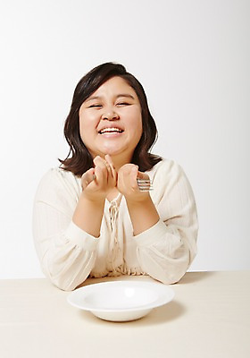 포토 JPG 스튜디오촬영 라이프스타일 그릇 접시 여자 포크 모션 식탁 탁자 실내 한명 서기 미소 들기 사람 동양인 상반신 성인 앞모습 30대 한국인 나이프 비만 빈그릇 뚱보라이프 성인여자한명만 장년만 장년여자만 장년여자한명만 국내포토 1 식기 뷰포인트 가구 표정 인종 내부 생활 장년 칼 몸매 여자만 여자한명만 성인여자만 성인만 파일형식