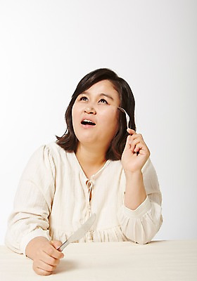 포토 JPG 스튜디오촬영 라이프스타일 여자 포크 생각 모션 식탁 탁자 실내 한명 서기 미소 들기 사람 동양인 상반신 성인 앞모습 30대 한국인 나이프 비만 즐거움 고민 뚱보라이프 성인여자한명만 장년만 장년여자만 장년여자한명만 국내포토 1 식기 감정 뷰포인트 가구 표정 인종 내부 생활 장년 칼 몸매 여자만 여자한명만 성인여자만 성인만 파일형식 생활용품 오브젝트