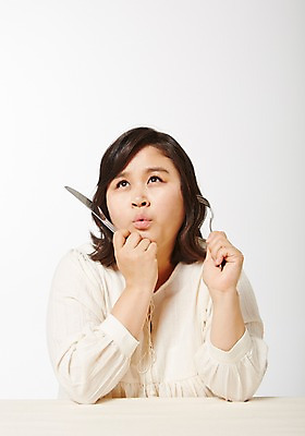 포토 JPG 스튜디오촬영 라이프스타일 응시 여자 포크 생각 모션 식탁 탁자 실내 한명 들기 사람 앉기 동양인 상반신 성인 앞모습 30대 한국인 나이프 비만 즐거움 뚱보라이프 성인여자한명만 장년만 장년여자만 장년여자한명만 국내포토 1 식기 시선 감정 뷰포인트 가구 인종 내부 생활 장년 칼 몸매 여자만 여자한명만 성인여자만 성인만 파일형식 생활용품 오브젝트