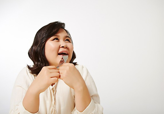 포토 JPG 스튜디오촬영 라이프스타일 응시 여자 포크 생각 모션 식탁 탁자 실내 한명 미소 들기 사람 앉기 동양인 상반신 성인 앞모습 30대 한국인 나이프 비만 뚱보라이프 성인여자한명만 장년만 장년여자만 장년여자한명만 국내포토 1 식기 시선 뷰포인트 가구 표정 인종 내부 생활 장년 칼 몸매 여자만 여자한명만 성인여자만 성인만 파일형식