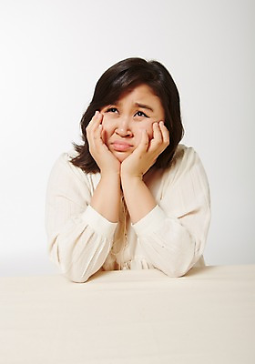 포토 JPG 스튜디오촬영 라이프스타일 여자 생각 모션 식탁 탁자 실내 한명 미소 들기 사람 앉기 동양인 상반신 성인 앞모습 30대 턱괴기 한국인 비만 즐거움 고민 뚱보라이프 성인여자한명만 장년만 장년여자만 장년여자한명만 국내포토 1 감정 뷰포인트 가구 표정 인종 내부 생활 장년 몸매 여자만 여자한명만 성인여자만 성인만 파일형식