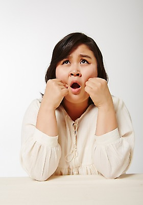 포토 JPG 스튜디오촬영 라이프스타일 응시 여자 생각 모션 식탁 탁자 실내 한명 사람 앉기 동양인 손짓 상반신 성인 앞모습 30대 턱괴기 한국인 비만 고민 뚱보라이프 성인여자한명만 장년만 장년여자만 장년여자한명만 국내포토 1 시선 감정 뷰포인트 가구 인종 내부 생활 장년 몸매 여자만 여자한명만 성인여자만 성인만 파일형식