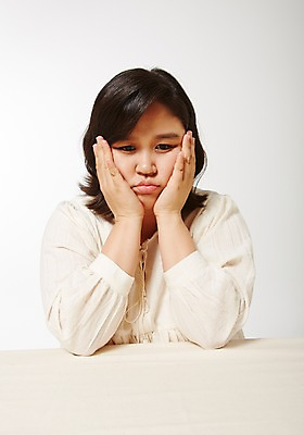 포토 JPG 스튜디오촬영 라이프스타일 여자 생각 모션 식탁 탁자 실내 한명 사람 앉기 동양인 손짓 상반신 성인 앞모습 30대 턱괴기 한국인 비만 고민 뚱보라이프 성인여자한명만 장년만 장년여자만 장년여자한명만 국내포토 1 감정 뷰포인트 가구 인종 내부 생활 장년 몸매 여자만 여자한명만 성인여자만 성인만 파일형식