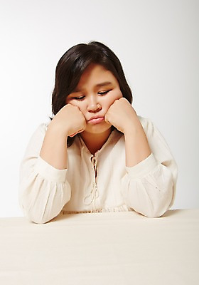 포토 JPG 스튜디오촬영 라이프스타일 여자 생각 모션 식탁 탁자 실내 한명 사람 앉기 동양인 손짓 상반신 성인 앞모습 30대 턱괴기 한국인 비만 고민 뚱보라이프 성인여자한명만 장년만 장년여자만 장년여자한명만 국내포토 1 감정 뷰포인트 가구 인종 내부 생활 장년 몸매 여자만 여자한명만 성인여자만 성인만 파일형식