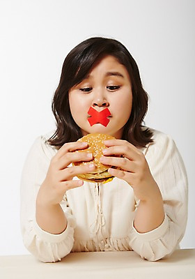 포토 JPG 스튜디오촬영 라이프스타일 여자 음식 모션 패스트푸드 실내 한명 들기 사람 앉기 동양인 손짓 상반신 성인 앞모습 30대 한국인 금지 햄버거 비만 뚱보라이프 성인여자한명만 장년만 장년여자만 장년여자한명만 국내포토 1 뷰포인트 인종 내부 생활 장년 인스턴트 몸매 여자만 여자한명만 성인여자만 성인만 파일형식