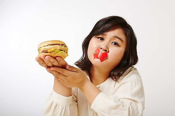 포토 JPG 스튜디오촬영 라이프스타일 여자 음식 모션 패스트푸드 실내 한명 들기 사람 앉기 동양인 상반신 성인 앞모습 30대 한국인 금지 햄버거 X 비만 아니오 뚱보라이프 성인여자한명만 장년만 장년여자만 장년여자한명만 국내포토 1 알파벳 뷰포인트 인종 내부 생활 장년 인스턴트 몸매 여자만 여자한명만 성인여자만 성인만 파일형식