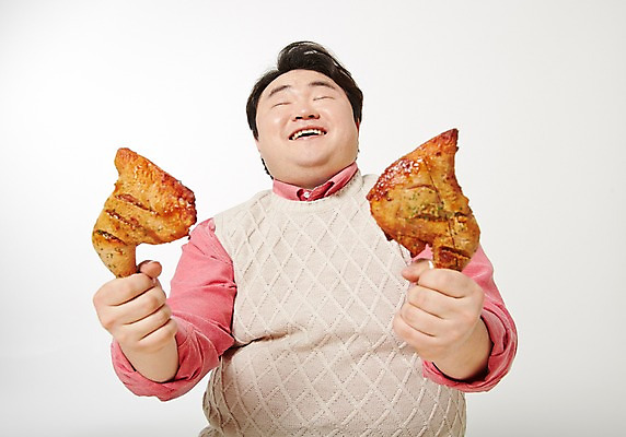 포토 JPG 스튜디오촬영 라이프스타일 남자 행복 음식 모션 패스트푸드 실내 한명 미소 들기 사람 앉기 동양인 상반신 성인 앞모습 30대 눈감음 치킨 한국인 비만 즐거움 닭다리 뚱보라이프 성인남자한명만 장년만 장년남자만 장년남자한명만 국내포토 1 감정 뷰포인트 표정 인종 내부 생활 장년 인스턴트 몸매 닭고기요리 남자만 남자한명만 성인남자만 성인만 파일형식