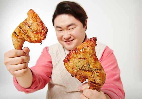 포토 JPG 스튜디오촬영 라이프스타일 남자 음식 모션 패스트푸드 실내 한명 미소 들기 사람 앉기 동양인 상반신 성인 앞모습 30대 치킨 한국인 비만 즐거움 닭다리 뚱보라이프 성인남자한명만 장년만 장년남자만 장년남자한명만 국내포토 1 감정 뷰포인트 표정 인종 내부 생활 장년 인스턴트 몸매 닭고기요리 남자만 남자한명만 성인남자만 성인만 파일형식