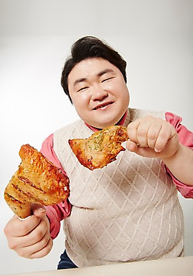 포토 JPG 스튜디오촬영 라이프스타일 남자 음식 모션 패스트푸드 실내 한명 미소 들기 사람 앉기 동양인 상반신 성인 앞모습 30대 치킨 한국인 비만 즐거움 닭다리 뚱보라이프 성인남자한명만 장년만 장년남자만 장년남자한명만 국내포토 1 감정 뷰포인트 표정 인종 내부 생활 장년 인스턴트 몸매 닭고기요리 남자만 남자한명만 성인남자만 성인만 파일형식