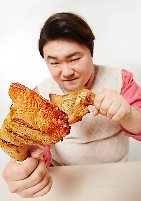 포토 JPG 스튜디오촬영 라이프스타일 남자 음식 모션 패스트푸드 실내 한명 들기 사람 앉기 동양인 상반신 성인 앞모습 30대 치킨 한국인 비만 즐거움 주기 닭다리 뚱보라이프 성인남자한명만 장년만 장년남자만 장년남자한명만 국내포토 1 감정 뷰포인트 인종 내부 생활 장년 인스턴트 몸매 닭고기요리 남자만 남자한명만 성인남자만 성인만 파일형식