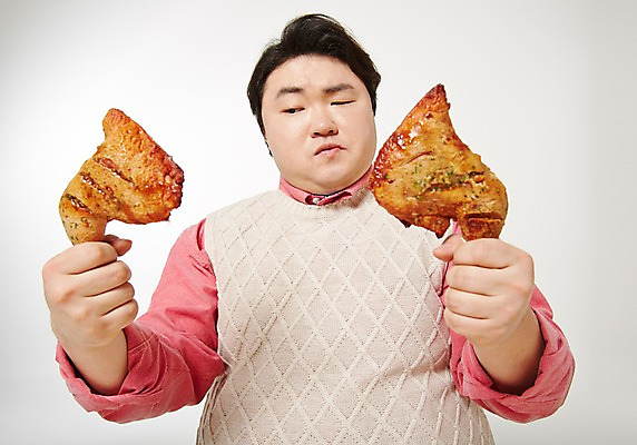 포토 JPG 스튜디오촬영 라이프스타일 응시 남자 음식 모션 패스트푸드 실내 한명 들기 사람 앉기 동양인 상반신 성인 앞모습 30대 치킨 한국인 먹기 비만 닭다리 뚱보라이프 성인남자한명만 장년만 장년남자만 장년남자한명만 국내포토 1 시선 뷰포인트 인종 내부 생활 장년 인스턴트 몸매 닭고기요리 남자만 남자한명만 성인남자만 성인만 파일형식