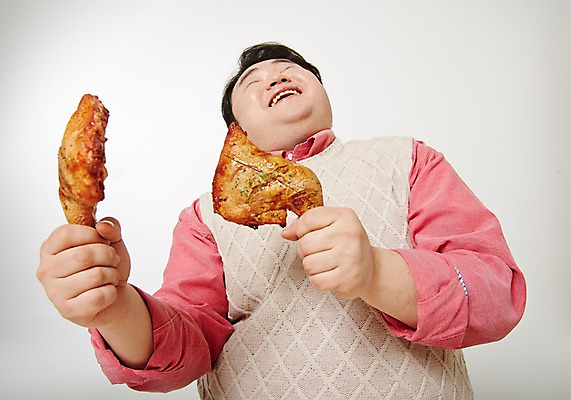 포토 JPG 스튜디오촬영 라이프스타일 남자 음식 모션 패스트푸드 실내 한명 미소 들기 사람 앉기 동양인 상반신 성인 앞모습 30대 치킨 한국인 비만 즐거움 닭다리 뚱보라이프 성인남자한명만 장년만 장년남자만 장년남자한명만 국내포토 1 감정 뷰포인트 표정 인종 내부 생활 장년 인스턴트 몸매 닭고기요리 남자만 남자한명만 성인남자만 성인만 파일형식
