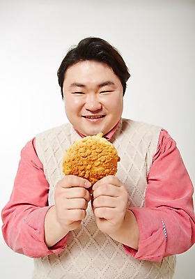 포토 JPG 스튜디오촬영 라이프스타일 남자 빵 모션 실내 한명 미소 들기 사람 동양인 상반신 성인 앞모습 30대 한국인 비만 즐거움 소보루빵 뚱보라이프 성인남자한명만 장년만 장년남자만 장년남자한명만 국내포토 1 감정 음식 뷰포인트 표정 인종 내부 생활 장년 몸매 남자만 남자한명만 성인남자만 성인만 파일형식