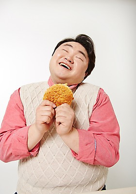 포토 JPG 스튜디오촬영 라이프스타일 남자 음식 빵 모션 실내 한명 미소 들기 사람 앉기 동양인 상반신 성인 앞모습 30대 눈감음 한국인 비만 즐거움 소보루빵 뚱보라이프 성인남자한명만 장년만 장년남자만 장년남자한명만 국내포토 1 감정 뷰포인트 표정 인종 내부 생활 장년 몸매 남자만 남자한명만 성인남자만 성인만 파일형식