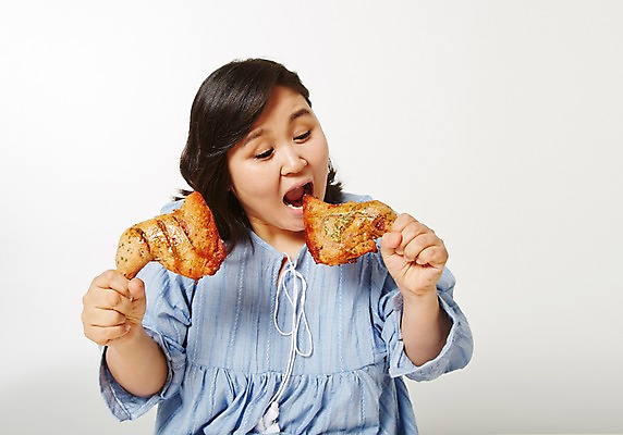 포토 JPG 스튜디오촬영 라이프스타일 여자 음식 모션 패스트푸드 실내 한명 미소 들기 사람 앉기 동양인 상반신 성인 앞모습 30대 치킨 한국인 먹기 비만 즐거움 닭다리 뚱보라이프 성인여자한명만 장년만 장년여자만 장년여자한명만 국내포토 1 감정 뷰포인트 표정 인종 내부 생활 장년 인스턴트 몸매 닭고기요리 여자만 여자한명만 성인여자만 성인만 파일형식