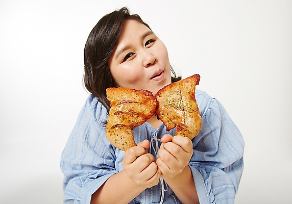 포토 JPG 스튜디오촬영 라이프스타일 여자 음식 모션 패스트푸드 실내 한명 미소 들기 사람 앉기 동양인 상반신 성인 앞모습 30대 치킨 한국인 비만 즐거움 닭다리 뚱보라이프 성인여자한명만 장년만 장년여자만 장년여자한명만 국내포토 1 감정 뷰포인트 표정 인종 내부 생활 장년 인스턴트 몸매 닭고기요리 여자만 여자한명만 성인여자만 성인만 파일형식