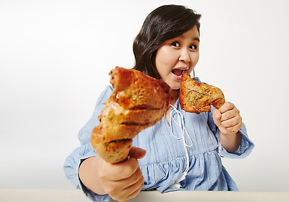 포토 JPG 스튜디오촬영 라이프스타일 여자 음식 모션 패스트푸드 실내 한명 미소 들기 사람 앉기 동양인 상반신 성인 앞모습 30대 치킨 한국인 먹기 비만 닭다리 뚱보라이프 성인여자한명만 장년만 장년여자만 장년여자한명만 국내포토 1 뷰포인트 표정 인종 내부 생활 장년 인스턴트 몸매 닭고기요리 여자만 여자한명만 성인여자만 성인만 파일형식