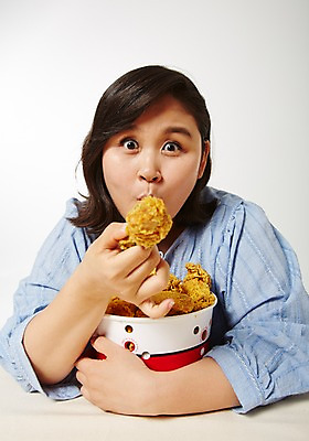 포토 JPG 스튜디오촬영 라이프스타일 여자 음식 모션 패스트푸드 실내 한명 들기 사람 앉기 동양인 상반신 성인 앞모습 30대 치킨 놀람 한국인 먹기 비만 뚱보라이프 성인여자한명만 장년만 장년여자만 장년여자한명만 국내포토 1 감정 뷰포인트 표정 인종 내부 생활 장년 인스턴트 몸매 닭고기요리 여자만 여자한명만 성인여자만 성인만 파일형식