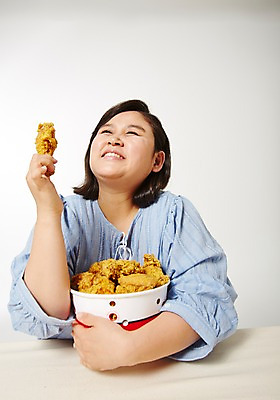 포토 JPG 스튜디오촬영 라이프스타일 여자 음식 모션 패스트푸드 실내 한명 미소 들기 사람 앉기 동양인 상반신 성인 앞모습 30대 치킨 한국인 비만 즐거움 뚱보라이프 성인여자한명만 장년만 장년여자만 장년여자한명만 국내포토 1 감정 뷰포인트 표정 인종 내부 생활 장년 인스턴트 몸매 닭고기요리 여자만 여자한명만 성인여자만 성인만 파일형식