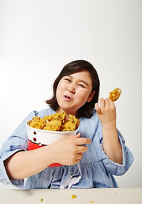 포토 JPG 스튜디오촬영 라이프스타일 여자 음식 모션 패스트푸드 실내 한명 미소 들기 사람 앉기 동양인 상반신 성인 앞모습 30대 치킨 한국인 먹기 비만 뚱보라이프 성인여자한명만 장년만 장년여자만 장년여자한명만 국내포토 1 뷰포인트 표정 인종 내부 생활 장년 인스턴트 몸매 닭고기요리 여자만 여자한명만 성인여자만 성인만 파일형식