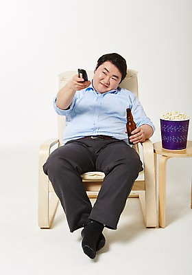 포토 JPG 스튜디오촬영 전신 라이프스타일 남자 음료 모션 휴식 맥주 실내 한명 들기 사람 앉기 동양인 성인 앞모습 30대 한국인 리모컨 비만 팝콘 뚱보라이프 성인남자한명만 장년만 장년남자만 장년남자한명만 혼족 국내포토 1 뷰포인트 컨셉 주류 인종 내부 생활 장년 몸매 싱글라이프 남자만 남자한명만 성인남자만 성인만 파일형식