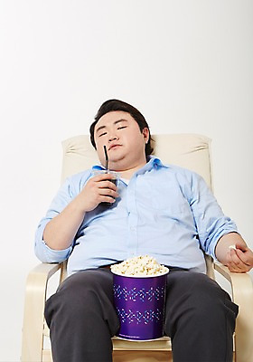 포토 JPG 스튜디오촬영 라이프스타일 응시 남자 모션 휴식 실내 한명 들기 사람 앉기 동양인 상반신 성인 앞모습 30대 한국인 먹기 비만 콜라 팝콘 안식처 뚱보라이프 성인남자한명만 장년만 장년남자만 장년남자한명만 국내포토 1 시선 뷰포인트 컨셉 인종 내부 생활 장년 몸매 탄산음료 남자만 남자한명만 성인남자만 성인만 파일형식