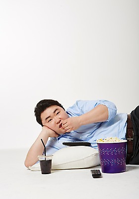 포토 JPG 스튜디오촬영 라이프스타일 남자 베개 모션 휴식 실내 한명 사람 동양인 상반신 성인 앞모습 30대 눕기 한국인 리모컨 먹기 비만 콜라 팝콘 뚱보라이프 성인남자한명만 장년만 장년남자만 장년남자한명만 국내포토 1 뷰포인트 컨셉 침구 인종 내부 생활 장년 몸매 탄산음료 남자만 남자한명만 성인남자만 성인만 파일형식